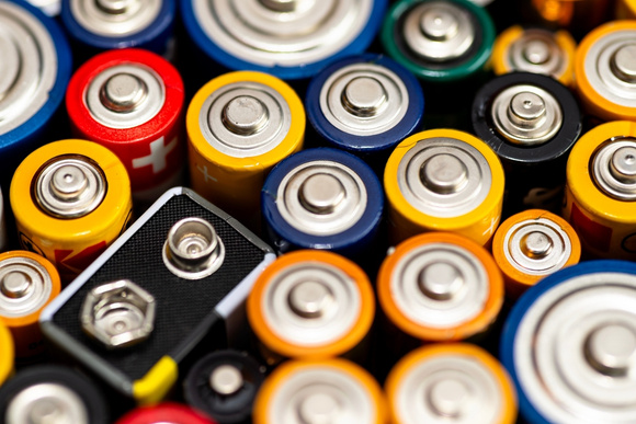 Se você tem pilhas descarregadas em casa, você tem um tesouro: descubra como transformar o equipamento em objetos úteis para o dia a dia