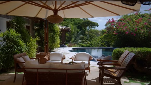 Casa tem um espaço amplo, varandas com mesas que deixam o ambiente mais aconchegante e muito verde (Créditos: Reprodução /  YouTube @CasaVogueBrasil)