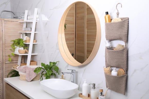 É possível ter um banheiro organizado e bonito sem gastar muito: veja 6 acessórios baratos que transformam o ambiente