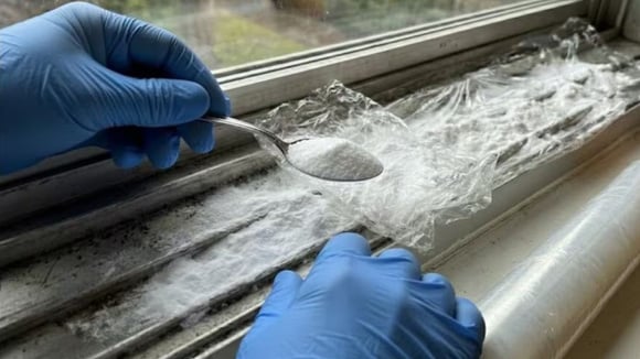 É importante não exagerar na quantidade de bicarbonato de sódio usado nos trilhos da janela (Créditos: Imagem gerada com IA)