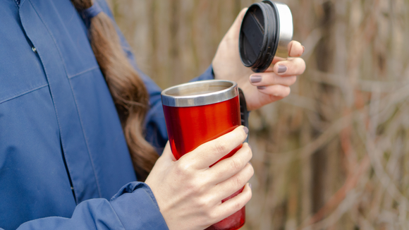 Copo térmico Stanley para levar café ao trabalho entra em promoção na Amazon