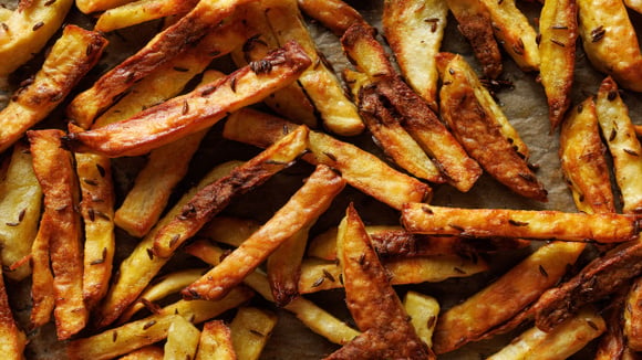 Receita viciante de batatas fritas assadas no forno que ficam incrivelmente crocantes: TudoGostoso ensina o passo a passo