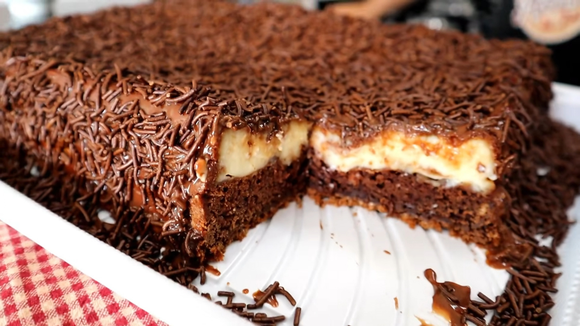 Aprendi a fazer o famoso bolo bomba de chocolate que já sai recheado do forno: é mais fácil do que parece e vale muito a pena testar!