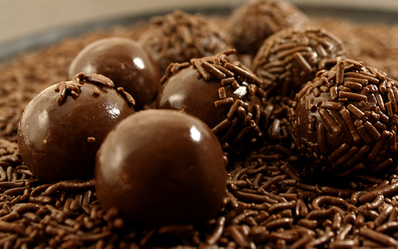 Calda, recheio ou bolinha: conheça os pontos do brigadeiro e nunca mais erre na textura