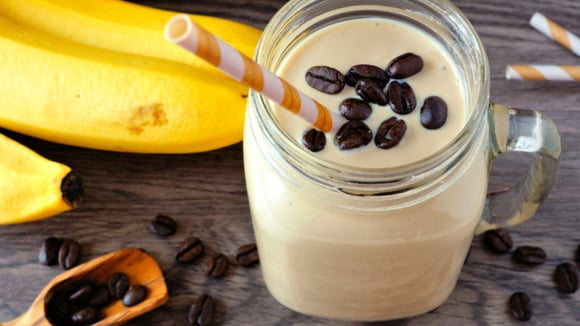 Vitamina de banana com café? Combinação inusitada ajuda no ganho de massa muscular e acelera o metabolismo