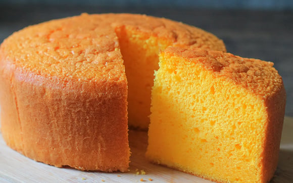 Em 3 minutos você prepara esse bolo de laranja fofinho, fácil e com poucos ingredientes para comer com o café da tarde