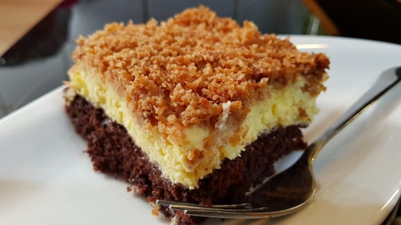 Imagine um bolo cremoso, com sabor de chocolate e um toque delicioso de coco: aprendi como fazer esse bolo com uma confeiteira alemã, é perfeito para um café da tarde