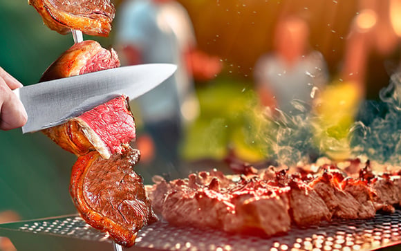 Você pode estar contaminando a carne sem perceber: o erro no churrasco que coloca sua saúde em risco