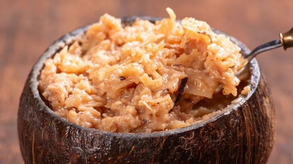 Cocada cremosa vegana deliciosa com textura incrível servida na casca da fruta (Créditos: Shutterstock)