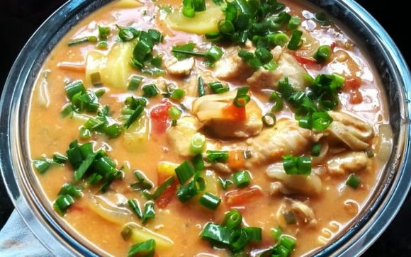 A moqueca é um prato bem tradicional do nosso país e pode ser preparada na sua própria casa (Créditos: Denise Caroline/TudoGostoso)