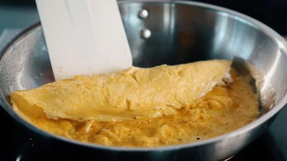 O que os japoneses colocam em suas omeletes para que elas fiquem tão fofinhas e deliciosas? Parece um nuvem e tem um sabor incrível