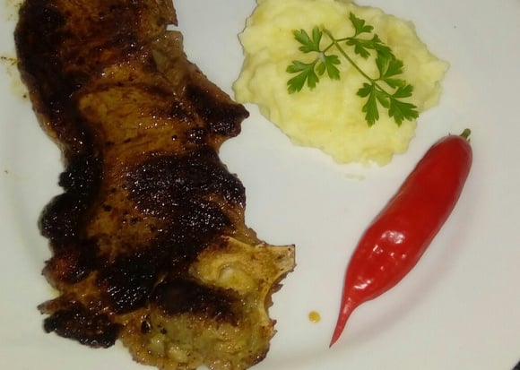 Chuleta na frigideira com purê de batatas (Créditos: Natalia Pacolla)