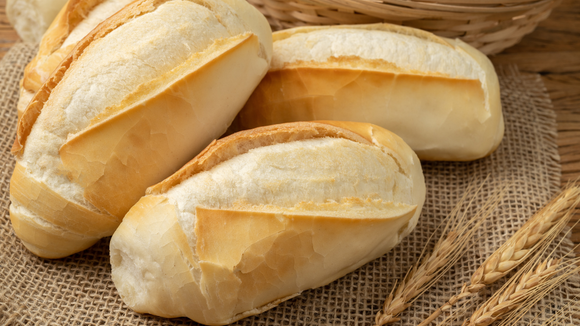 Como deixar aquele pão dormido fresquinho e crocante de novo com apenas um ingrediente?