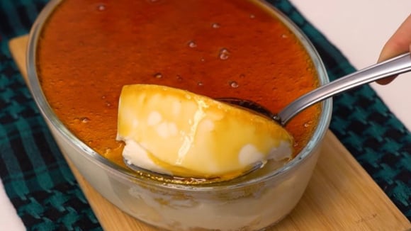 Sem forno e sem ovos: pudim na travessa é a melhor versão que já testei dessa receita