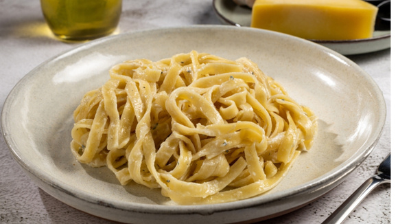 Fettuccine caseiro de ovo com molho simples de limão e parmesão é um almoço sensacional para fazer em família