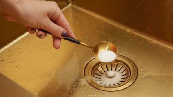 Coloque um pouco de bicarbonato de sódio diretamente no ralo da pia e depois jogue água quente (Créditos: Shutterstock)
