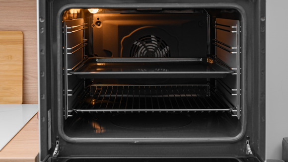 Antes de ligar o forno, veja onde colocar a assadeira para cada preparo. (créditos: Shutterstock)