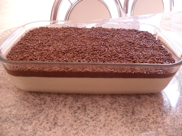 Receita de sobremesa vapt-vupt pra fazer no finde: torta de limão com chocolate na travessa rende 10 divinas porções