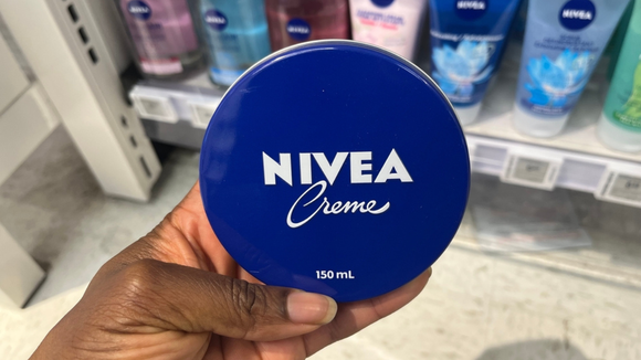 6 usos surpreendentes da latinha azul da Nivea que você nunca imaginou