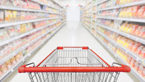 Usar as chaves de casa para escolher frutas no supermercado é um gesto simples que faz toda diferença
