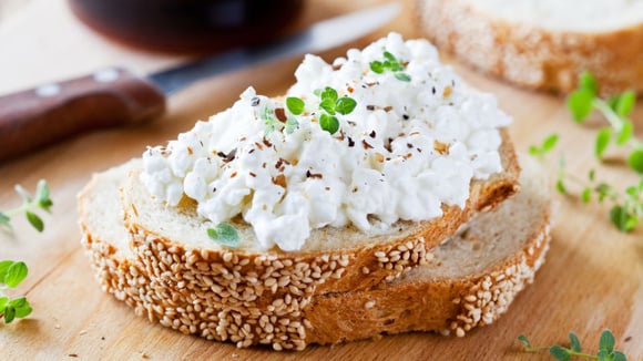 Fatia de pão de centeio com queijo cottage (Créditos: Canva)
