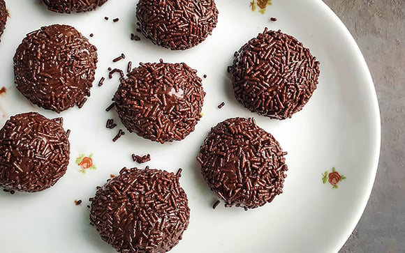 Vendo brigadeiro na minha doceria há muitos anos e aqui está o segredo para congelar e continuar perfeito