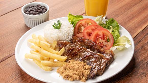 Os brasileiros amam esse alimento, mas seu consumo pode aumentar o risco de câncer no intestino, segundo especialistas