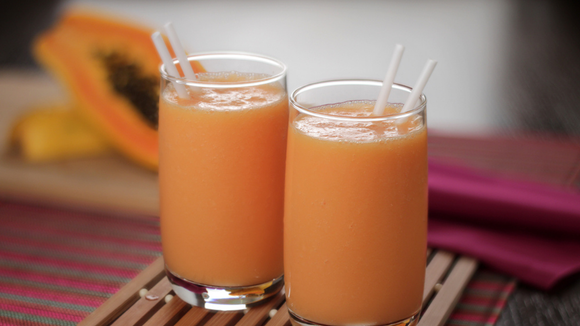 Dois copos de suco de mamão cremoso com canudos (Créditos: Shutterstock)