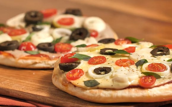 Adeus, massa tradicional: TudoGostoso ensina uma receita com pizza de pão pita que fica pronta rapidinho