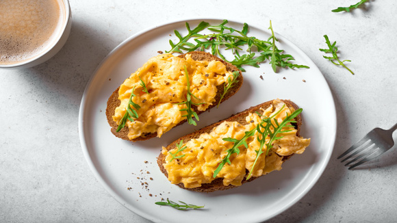 Combinação equilibrada de proteínas e pães integrais dispostos de forma convidativa para a primeira refeição do dia. (Foto: Shutterstock)