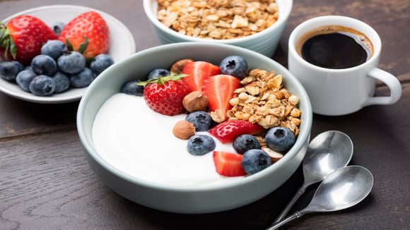 Iogurte com granola, morangos e mirtilos: opção prática para um café da manhã que sustenta por mais tempo. (Foto: Shutterstock)
