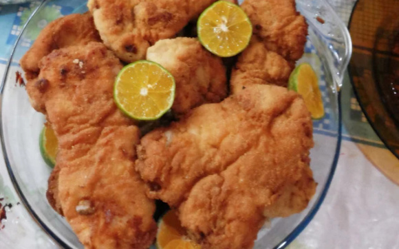 Se gosta de simplicidade, o peixe à milanesa com um toque de limão é uma delícia (Créditos: TudoGostoso/Tuanny Guimarães)