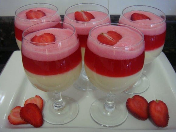 Sobremesa de gelatina com creme de leite e leite condensado do TudoGostoso: aprenda a receita deliciosa!