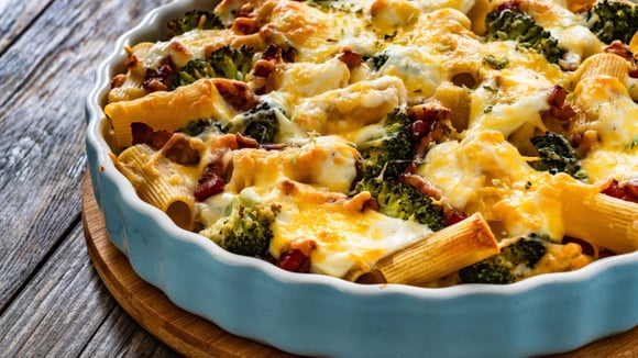 Receita de massa assada com legumes e molho bechamel: TudoGostoso ensina como fazer o gratinado mais cremoso e saboroso, pronto em 30 minutos!