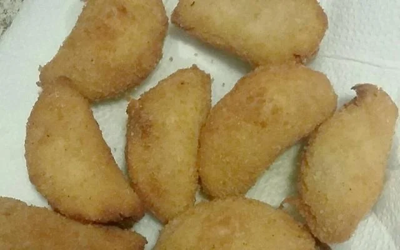 O risole de camarão é um clássico muito amado pelos amantes dos salgados (Créditos: Thayna Britto/TudoGostoso)