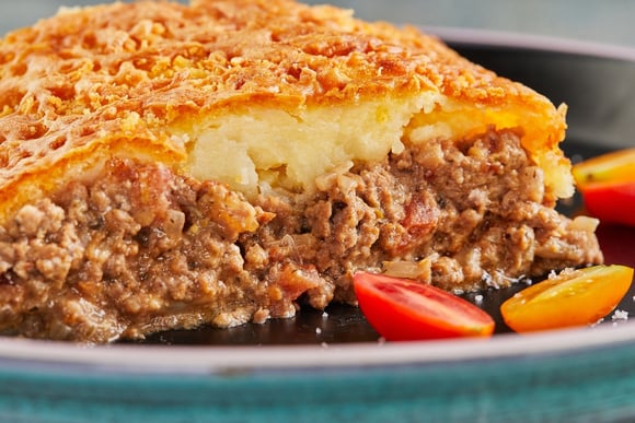 Batata assada com carne moída e queijo: receita fácil de forno para um almoço completo e delicioso!