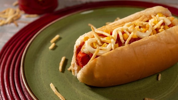 O cachorro-quente é uma excelente opção para as crianças ajudarem no preparo! (Créditos: Shutterstock)