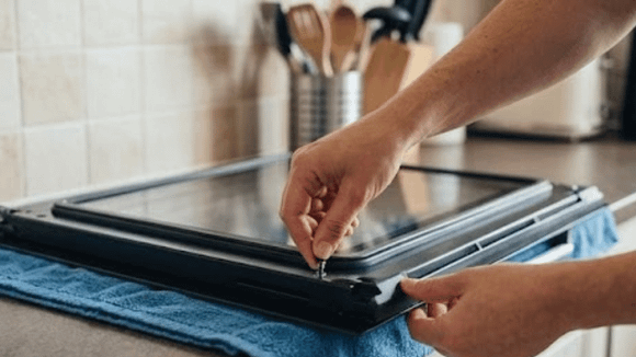 Limpe o vidro do forno: com um truque simples do TudoGostoso essa tarefa vai ficar mais fácil
