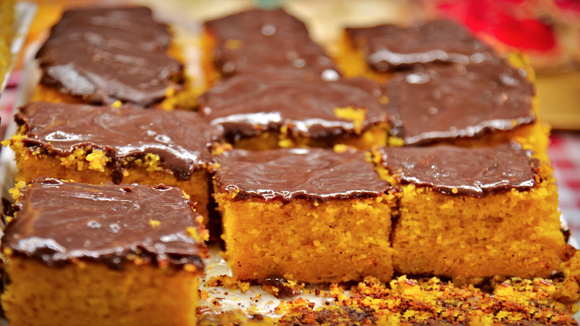 Eu mudei um detalhe na receita e meu bolo de cenoura de liquidificador ficou muito mais fofinho