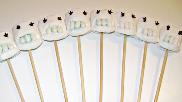 Caveira de marshmallow em palitos com cravos-da-Índia e pastilhas (Créditos: TudoGostoso/Luiza)