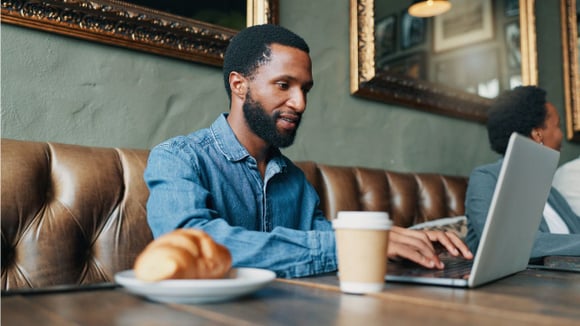 Muita gente sente uma sensação maior de conforto e segurança ao ficar de costas para a parede em restaurantes (Créditos: Shutterstock)