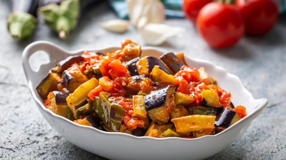 A salada de berinjela tem um sabor irresistível. (Créditos: TudoGostoso)