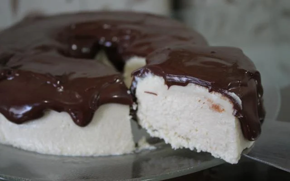 Confira esse delicioso sorvete maria mole com ganache (Créditos: TudoGostoso)