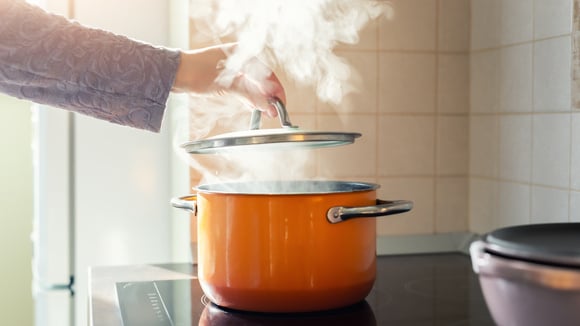 Esse truque de cozinha vai mudar a sua vida e você só precisa de água fervente!