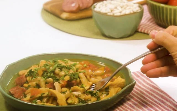 A dobradinha é um prato com carne e feijão branco (Créditos: TudoGostoso)