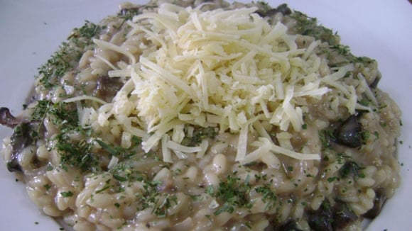 Risoto de funghi secchi cremoso e brilhante decorado com ervas finas e queijo ralado (Créditos: TudoGostoso/Michelle)
