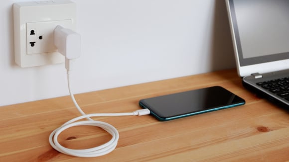 O preço na conta de luz ao deixar o carregador de telefone conectado sem o dispositivo é surpreendente