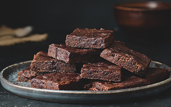 Murilo Fernandes, confeiteiro: "Foram meses testando, errando e ajustando até chegar no brownie perfeito. Essa receita me salvou quando eu comecei na confeitaria. Tem amor, tem história e, claro, uma pitada extra de chocolate"