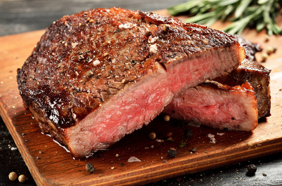 Faça um bife suculento com esses truques práticos e fáceis que servem para qualquer corte de carne!
