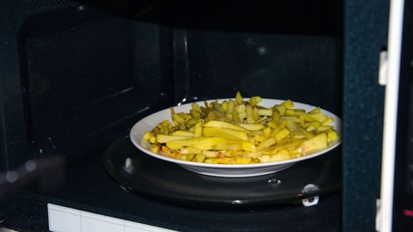 O micro-ondas é mais prático, mas pode não deixar as batatas tão crocantes (Créditos: Shutterstock)
